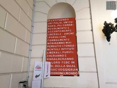 ...e Benedetto Croce, fu disposta nelle nicchie presenti sui muri dell�androne. Ebbene, a evento concluso, pare che Caccavale si sia opposto al ritorno di tutte le statue nell�androne, che a suo dire avrebbero ostacolato la visione della sua opera